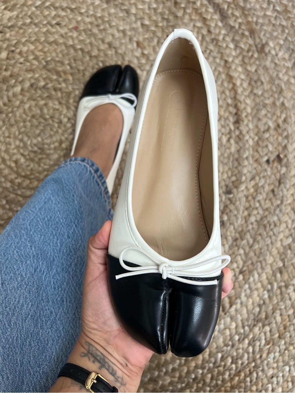 TABI CREAM / BLACK TABIS SPLIT TOE FLATS - Picture 4 of 9